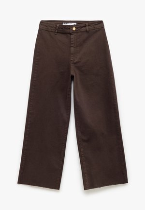 Jeans marroni a gamba larga realizzati in robusto tessuto di cotone, dotati di chiusura anteriore con bottone, orlo grezzo e design rilassato a gamba dritta.