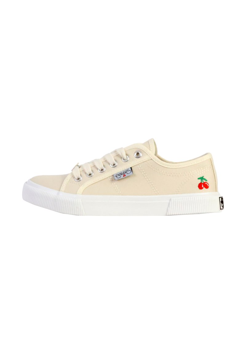 Zapatillas de lona beige con suelas de goma blancas, que presentan ojales plateados y un detalle de bordado en forma de cereza en el costado.