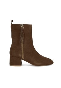 Stivaletto in suede marrone con punta affusolata, tacco a blocco e zip laterale, caratterizzato da dettagli metallici decorativi e un pon-pon finto.