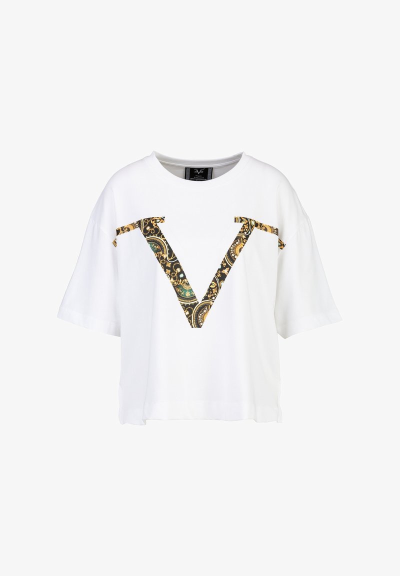 Weißes T-Shirt mit kurzen Ärmeln und einem großen, schwarz-goldenen, gemusterten "V"-Design in der Mitte. Lockerer Schnitt mit Rundhalsausschnitt.
