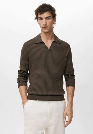 Suéter marrón de punto acanalado con escote en V y mangas largas, que presenta una textura suave y una silueta ajustada, combinado con pantalones de color claro.