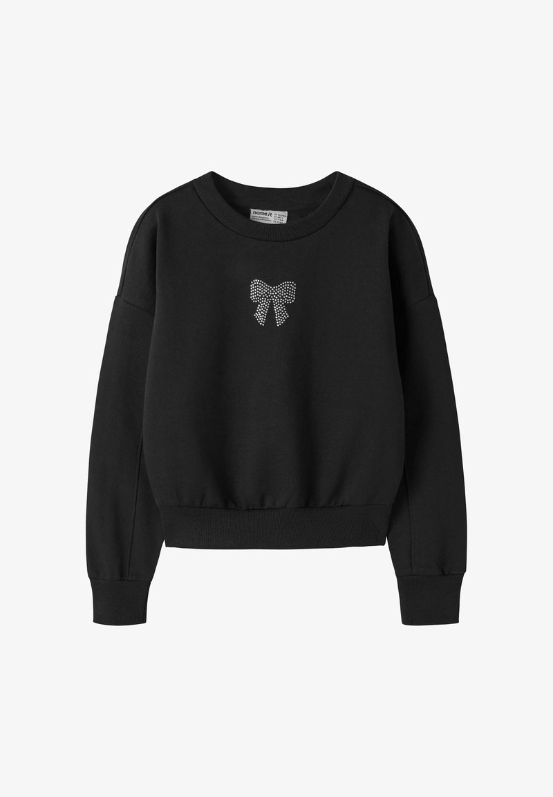 Melna džemperis ar apaļu kaklu un garām piedurknēm, centrā priekšpusē neliels balts punktots tauriņš.