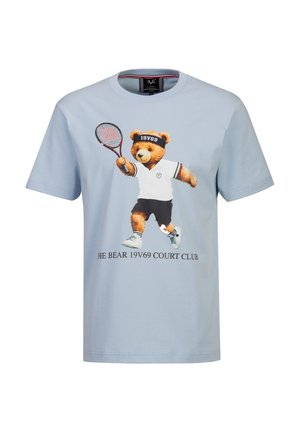 Hellblaues T-Shirt mit einem Tennis spielenden Teddybär in Sportkleidung, der einen Schläger hält, und dem Text "THE BEAR 19V69 COURT CLUB" darunter.