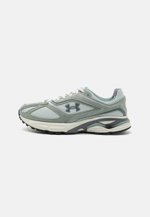 Chaussure de course gris clair et vert menthe avec le logo Under Armour, semelle amortie et dessus en mesh pour la respirabilité, vue de côté.
