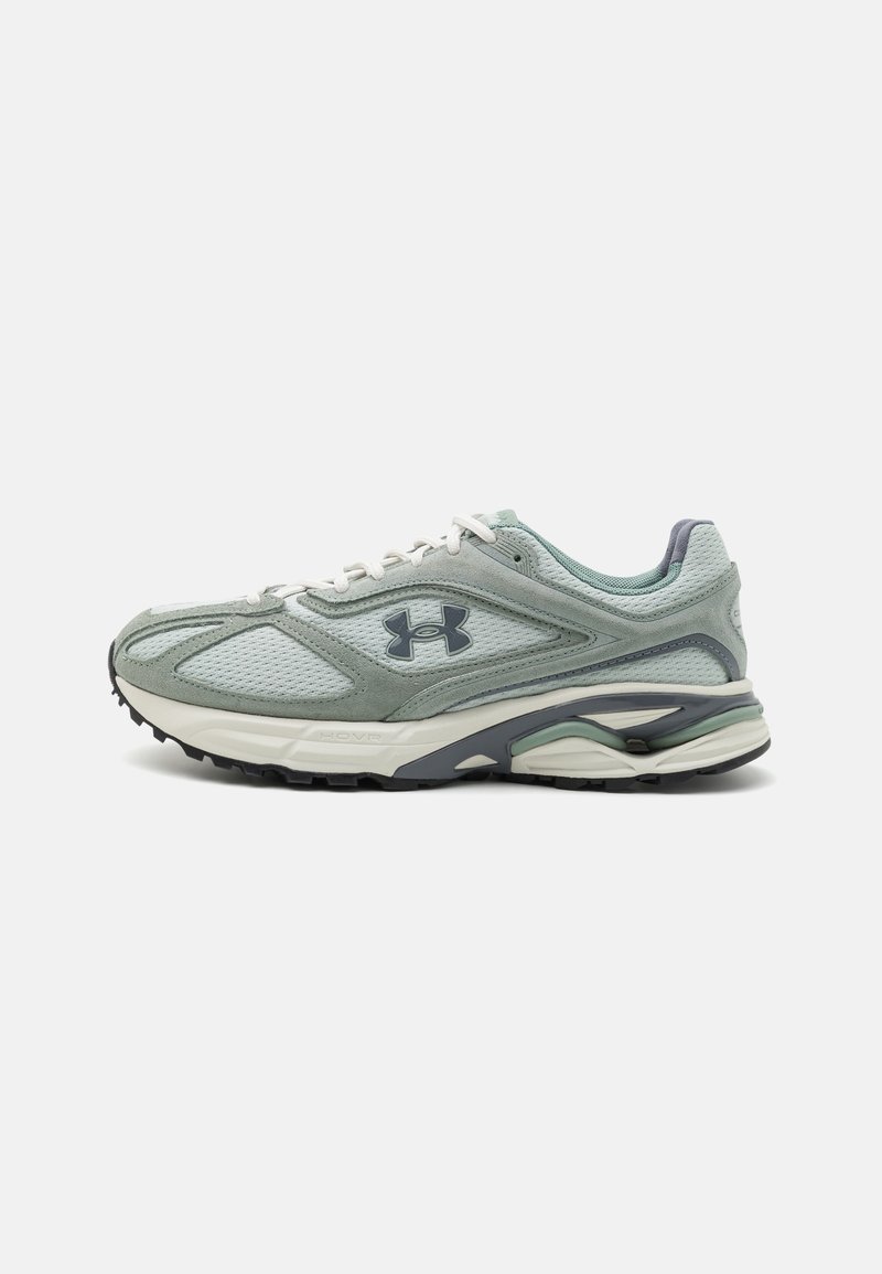 Chaussure de course gris clair et vert menthe avec le logo Under Armour, semelle amortie et dessus en mesh pour la respirabilité, vue de côté.