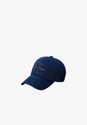 Granatowa czapka z daszkiem typu baseball z wygiętym daszkiem i wyszywanym logo "CK" i "Calvin Klein" na przednim panelu.