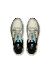 Hellgraue Laufschuhe mit einem Mesh-Obermaterial, verstärkter Zehenkappe, schwarzem Innenleben und blauen Akzenten. Sie verfügen über Schnürsenkel und eine gepolsterte Sohle.