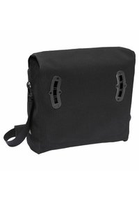 Borsa messenger in tessuto nero con forma rettangolare piatta, caratterizzata da dettagli in hardware nero a contrasto e una tracolla regolabile.