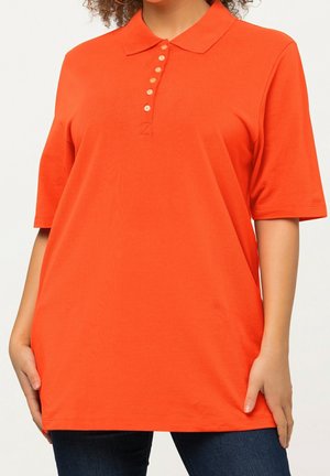 Een oranje poloshirt met een kraag, korte mouwen en een knoopsluiting met zeven knopen. Gemaakt van een gladde stof met een comfortabele pasvorm en zonder zichtbare patronen.