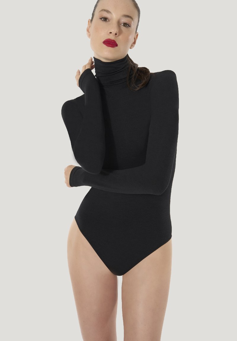 Svart bodysuit med hög polokrage, långa ärmar och figurnära passform. Tillverkad av ett slätt tyg med sömlös design och ingen synlig hårdvara.