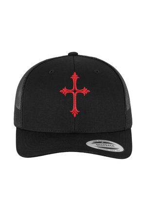 Czarna czapka snapback z siateczkowymi bokami, z czerwonym, haftowanym ozdobnym krzyżem na przednim panelu oraz srebrną metką na daszku.