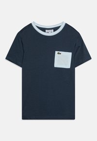T-shirt en coton bleu marine avec un col côtelé bleu clair et une petite poche poitrine bleu clair arborant un logo de crocodile vert. Manches courtes.