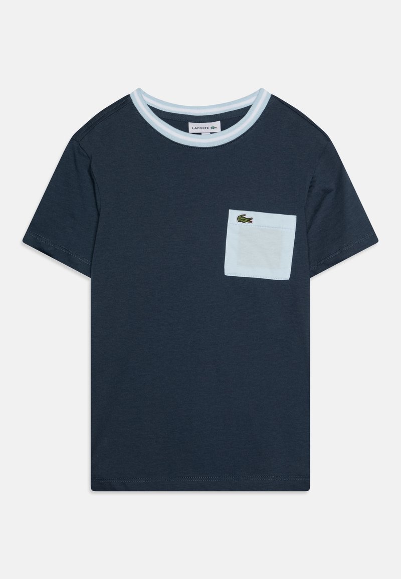 T-shirt en coton bleu marine avec un col côtelé bleu clair et une petite poche poitrine bleu clair arborant un logo de crocodile vert. Manches courtes.