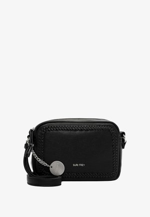 Zwarte rechthoekige schoudertas met een gevlochten randdetail, zilveren merklabel en verstelbare schouderband.