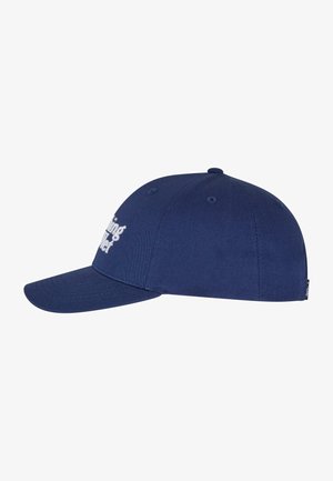Gorra de béisbol azul con visera curvada, hecha de un tejido texturizado; presenta un texto bordado en blanco en la parte frontal y orificios de ventilación en la parte superior.