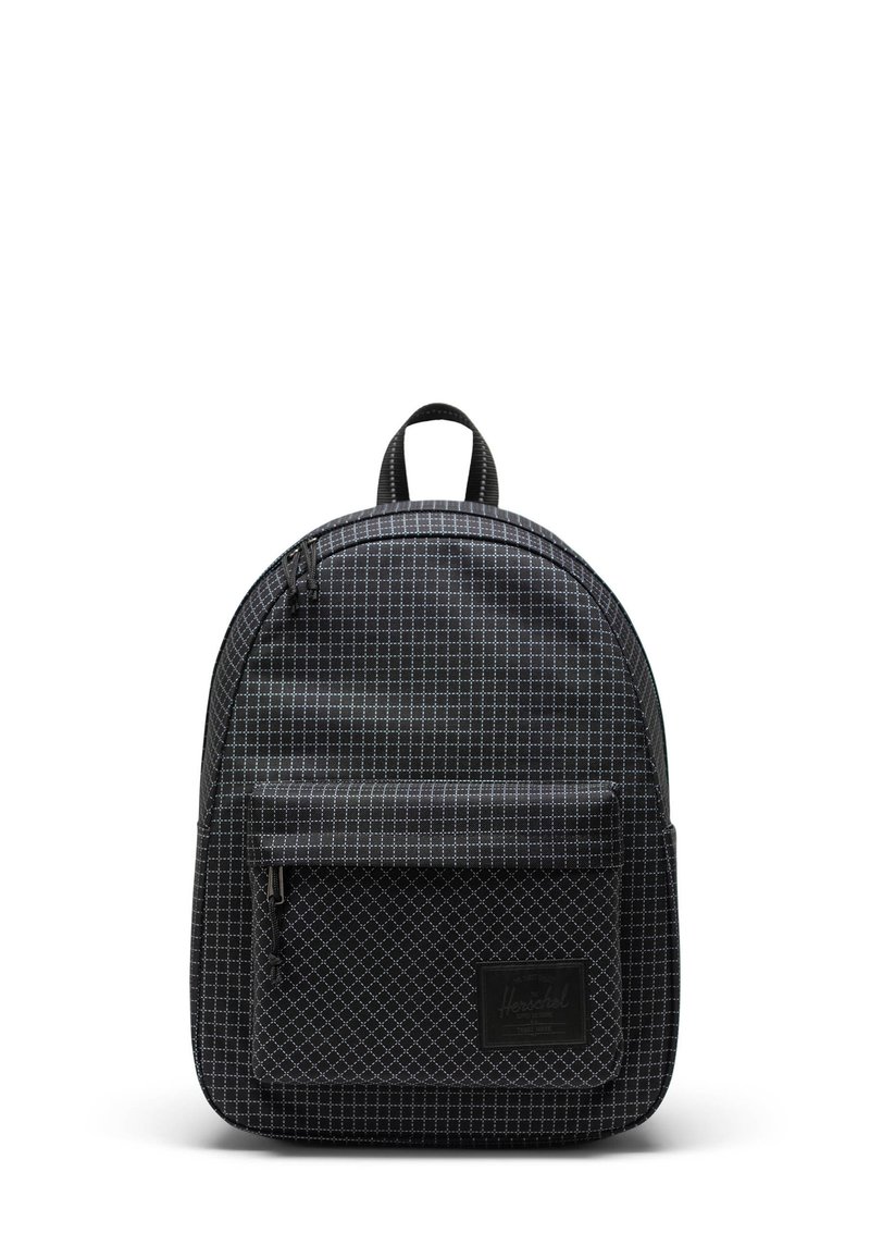 Zaino nero con un motivo a griglia, chiusura con zip, tasca anteriore e un'etichetta in tessuto sul davanti. Forma rotonda con una maniglia superiore.