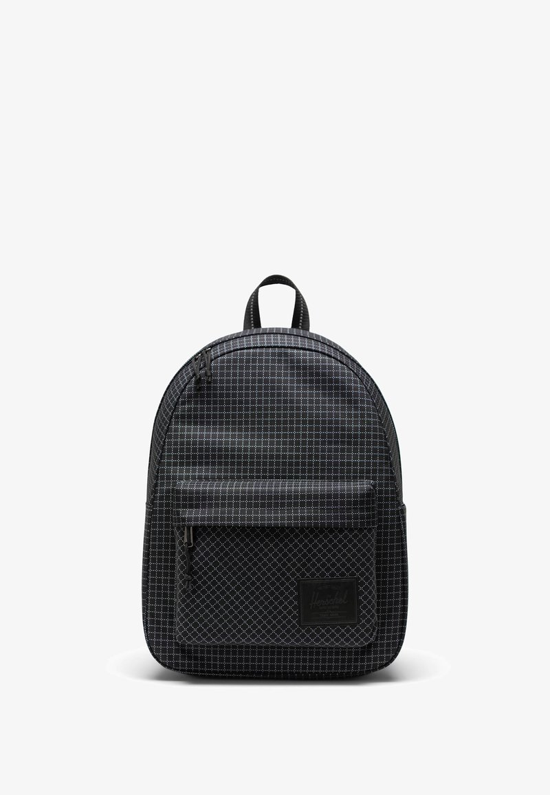 Zaino nero con un motivo a griglia, chiusura con zip, tasca anteriore e un'etichetta in tessuto sul davanti. Forma rotonda con una maniglia superiore.