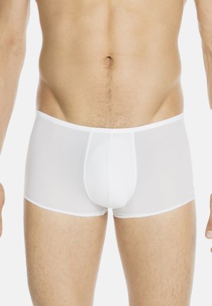 Weiße Boxershorts aus glattem Material, mit einer konturierten Tasche und einer enganliegenden Passform. Der Bund ist elastisch und hat ein schlichtes, sauberes Design.