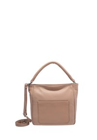 Beige leren handtas met een zachte textuur, enkele handgreep aan de bovenkant, verstelbare schouderriem en een voorkantvak. Eenvoudig ontwerp zonder zichtbare hardware.