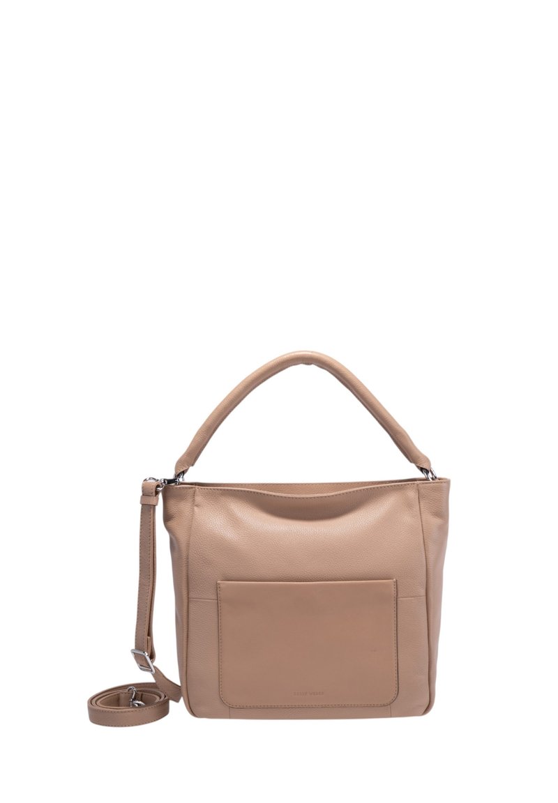 Beige leren handtas met een zachte textuur, enkele handgreep aan de bovenkant, verstelbare schouderriem en een voorkantvak. Eenvoudig ontwerp zonder zichtbare hardware.