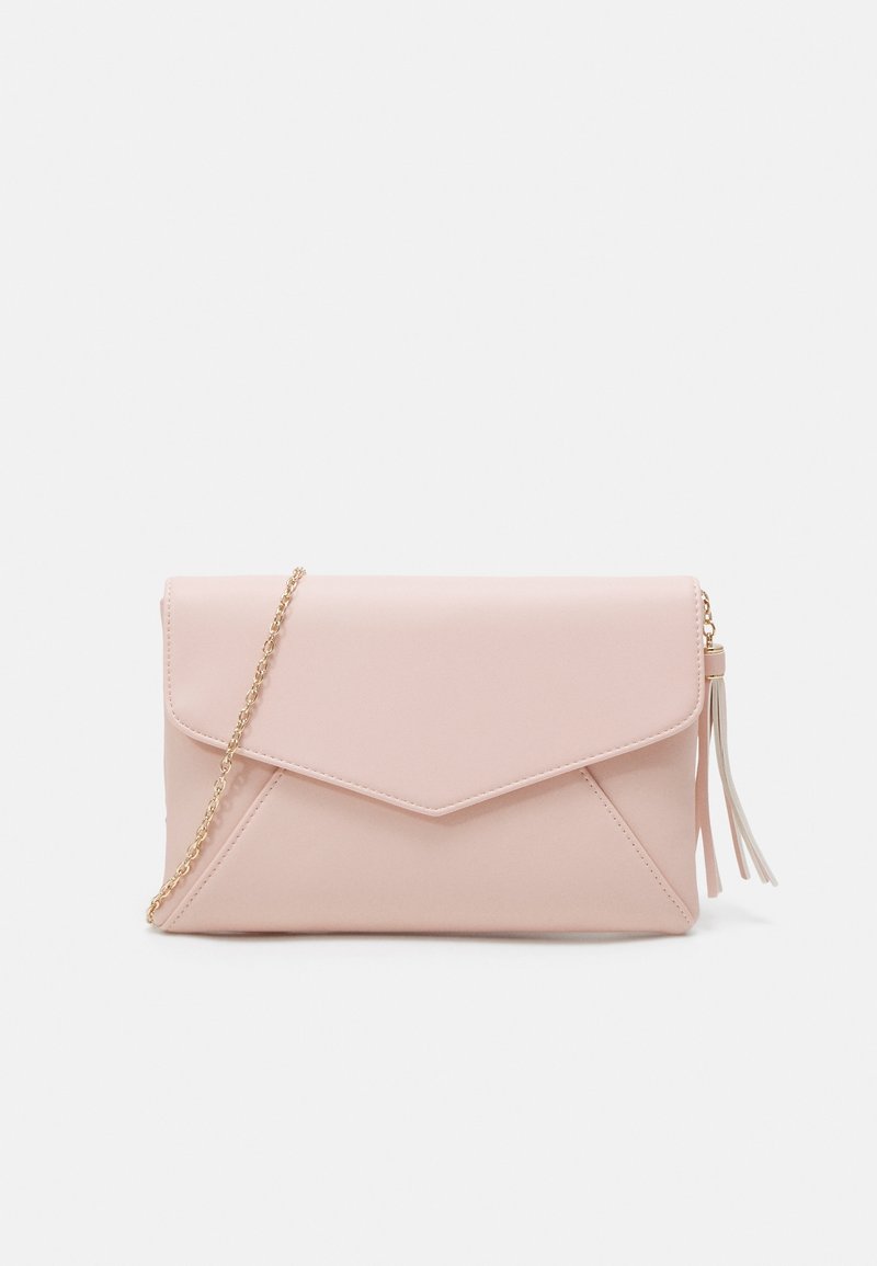 Pochette rose clair en forme d'enveloppe avec une chaîne dorée et un détail de pompon sur le côté, sur fond blanc.
