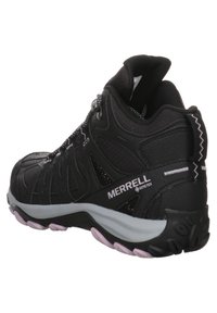 Chaussure de randonnée Merrell noire avec semelle grise, bande de roulement rose, étiquette Gore-Tex et maintien de la cheville élevé, vue de l'arrière sur le côté.