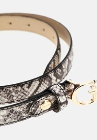 Curea cu model de python în nuanțe de gri și negru, având o cataramă aurie strălucitoare. Dispune de un suport din piele netedă și un accent de hardware decorativ.