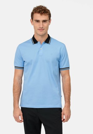 Polohemd in Hellblau mit einem schwarzen Kragen, der weiße Streifen aufweist, sowie passenden Ärmelbündchen. Glattes Gewebe, Knopfleiste mit zwei Knöpfen.