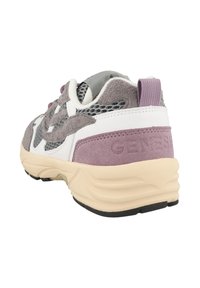 Šedá a fialová sportovní bota s materiálem z síťoviny a semiše, výrazným logem na patě a texturovanou krémovou mezipodešví.