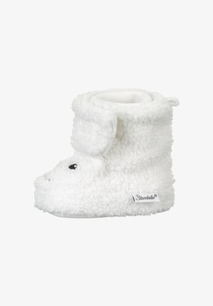 Blød hvid babyfutteral med tekstureret stof, foldet manchet og ører, der ligner en bjørn, med broderede øjne og et lille mærkebånd.
