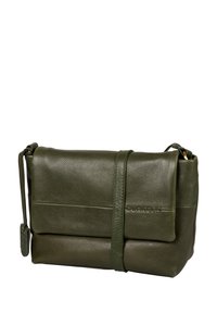 Borsa a tracolla verde in pelle con superficie texture, pattina pieghevole e tracolla regolabile. Logo visibile impresso sul davanti.
