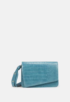 Bolso de mano azul verdoso con textura de cocodrilo, forma rectangular y correa de muñeca desmontable con tachuelas doradas.