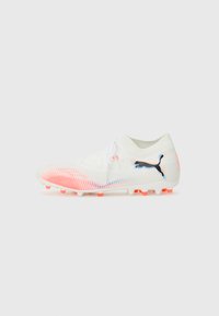 Fußballschuh mit einem weißen Strick-Obermaterial, pink-blauer Farbverlauf, schwarzem Logo und orangefarbenen Stollen für Halt auf Kunstrasen.