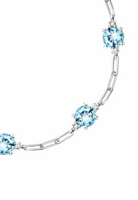 Collana a catena in tono argento con gemme rotonde azzurro chiaro alternate e accenti argentati, caratterizzata da un design a maglie elegante e moderno.