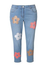 Vaqueros de denim azul claro con bordado en forma de flores en rosa, blanco y marrón en la parte delantera; cintura de media altura, diseño de cinco bolsillos y pierna recta.