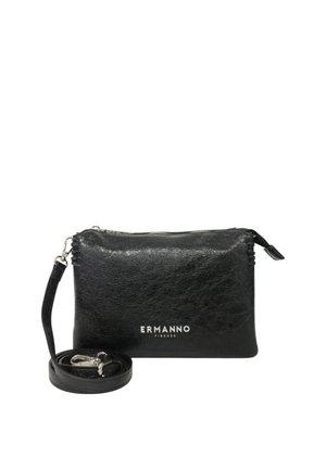 Clutch in pelle nera con finitura texturizzata, dotato di chiusura con zip e tracolla staccabile. Logo "ERMANNO" in rilievo di colore argento sulla parte anteriore.