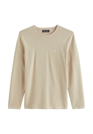 Maglietta beige a maniche lunghe con scollo rotondo, con logo Marc O'Polo discreto sul petto e etichetta del marchio all'interno del colletto, mostrata distesa su sfondo bianco.