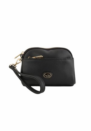 Bolso negro de cuero con cremallera, acabado texturizado, hardware dorado, correa de muñeca y un acento ovalado con el logo en la parte frontal.