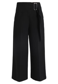 Černé široké kalhoty z hladkého materiálu, s páskem v pase a čtvercovou sponou, ušité v čistém, minimalistickém designu.