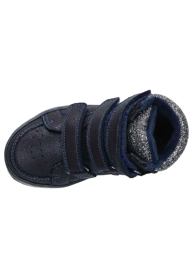 Marineblauwe sneaker met een gestructureerd exterieur, voorzien van twee klittenbandsluitingen en een glanzend zilveren rand rond de enkel. Rond neusontwerp.
