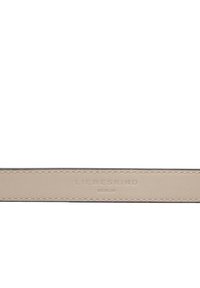 Beiger Lederarmband mit geprägtem Logo "LIEBESKIND BERLIN." Mit Steppnähten entlang der Kanten und einer glatten, matten Oberfläche.