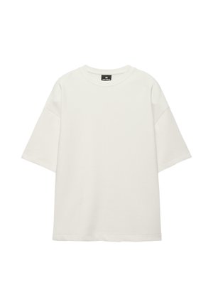 Biele tričko s krátkym rukávom, oversized strihom a okrúhlym výstrihom, jednoduchý dizajn s mierne spustenými švami na ramenách.