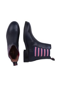 Granatowe skórzane botki za kostkę z elastycznymi panelami bocznymi z czerwonymi, białymi i niebieskimi paskami. Płaska gumowa podeszwa i uchwyt do łatwego zakładania.