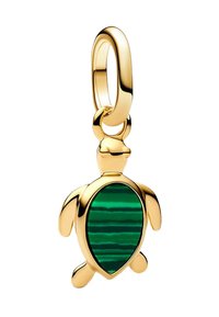 Pendentif en or en forme de tortue avec une coque en malachite verte émeraude affichant des rayures alternées claires et foncées; finition lisse et quincaillerie polie.