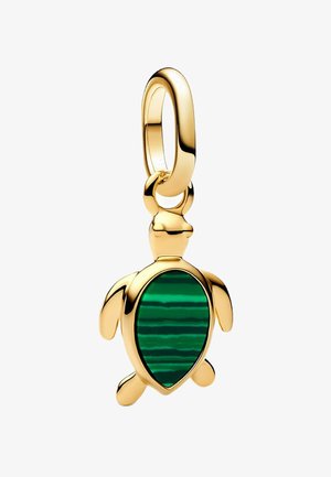 Ciondolo a forma di tartaruga in oro con un guscio in malachite verde smeraldo che mostra strisce alternate di tonalità chiare e scure; finitura liscia e hardware lucido.