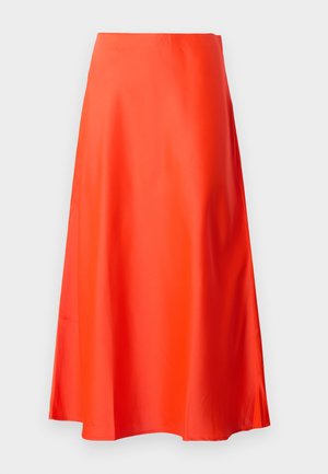 Röd satin midi kjol med slät yta, A-linjeformad silhuett och en subtil utfläkning vid fållen. Inga synliga mönster eller dekorationer.