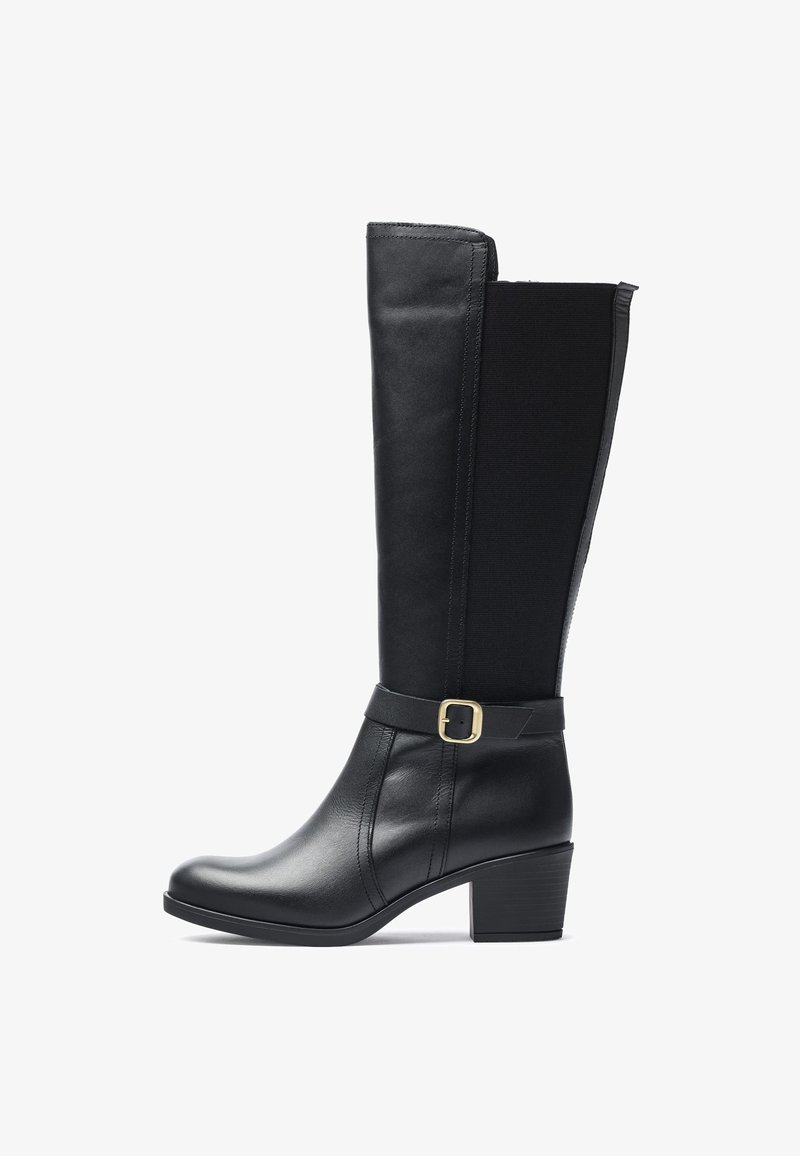 Schwarze kniehohe Stiefel mit glatter Lederfront, elastischen Seitenteilen, flachem Absatz und einer dekorativen Schnalle an einem Riemen.