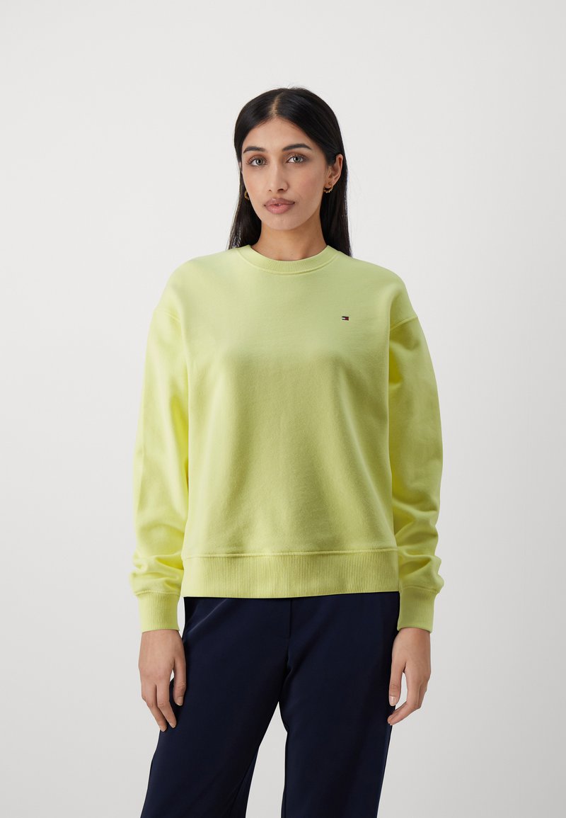 Tommy Hilfiger FLAG ON CHEST  - Sportska majica - yellow tulip