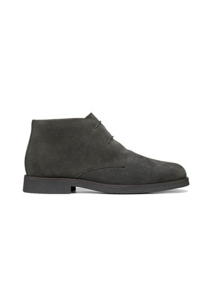 Stivaletto da uomo in suede grigio scuro con due occhielli e suola in gomma nera, visto di lato su sfondo bianco.