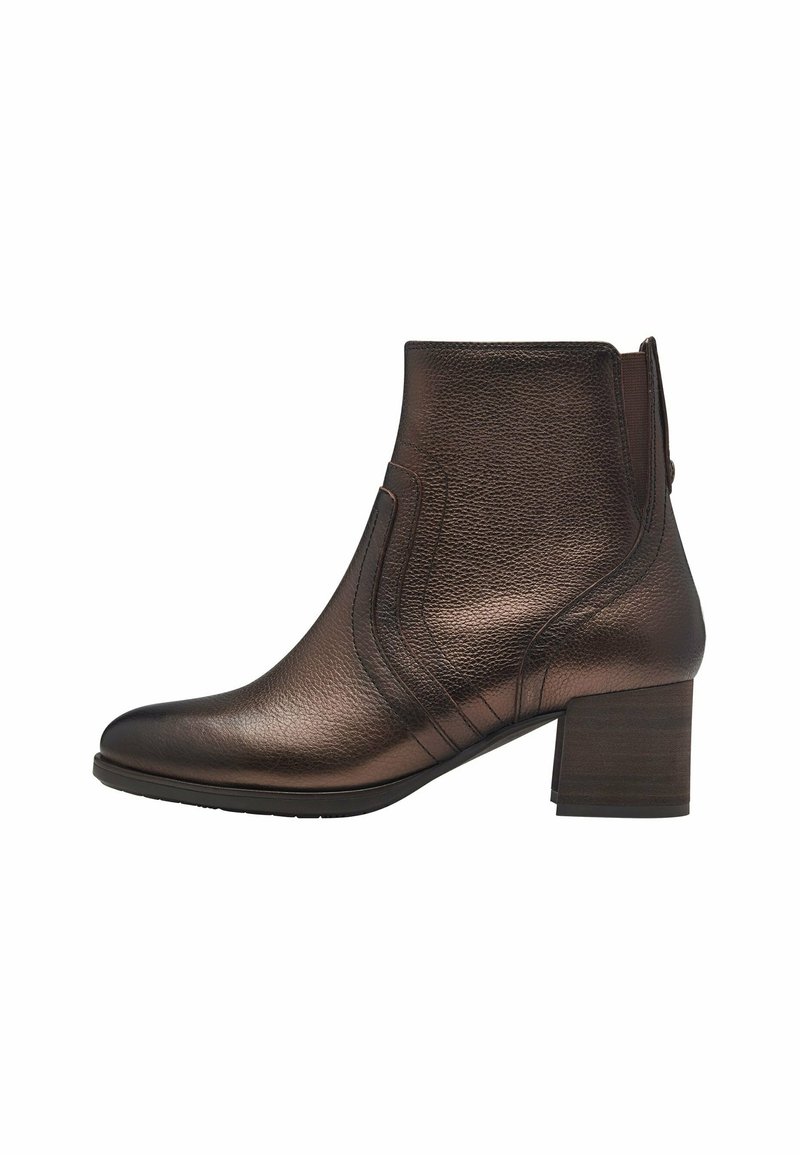 Bottine en cuir marron foncé avec talon bloc bas, bout arrondi et panneau latéral élastique sur fond blanc.